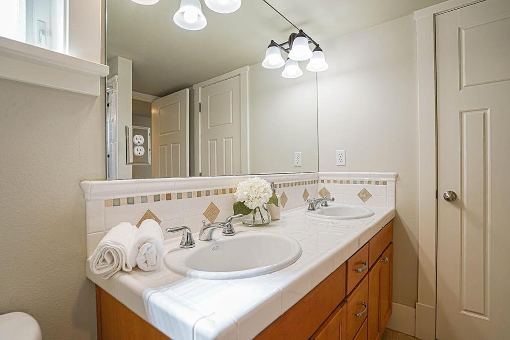Exquisite Central Townhome With Spacious Loft And Gourmet Kitchen Seattle Esterno foto